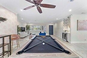 Coastal Retreat Stylish 4 BDR w/ Private Pool!