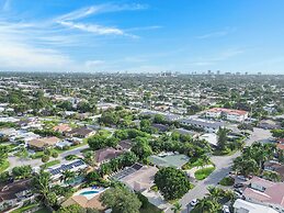 Coastal Retreat Stylish 4 BDR w/ Private Pool!