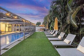 Coastal Retreat Stylish 4 BDR w/ Private Pool!