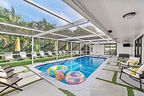 Coastal Retreat Stylish 4 BDR w/ Private Pool!