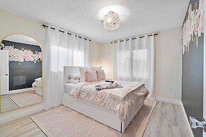 Coastal Retreat Stylish 4 BDR w/ Private Pool!