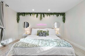 Coastal Retreat Stylish 4 BDR w/ Private Pool!