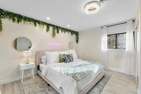 Coastal Retreat Stylish 4 BDR w/ Private Pool!