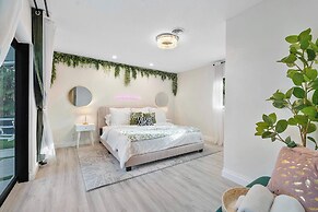 Coastal Retreat Stylish 4 BDR w/ Private Pool!