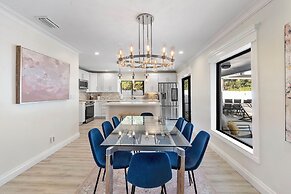 Coastal Retreat Stylish 4 BDR w/ Private Pool!