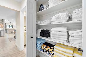 Coastal Retreat Stylish 4 BDR w/ Private Pool!