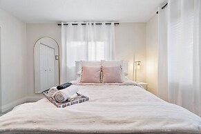 Coastal Retreat Stylish 4 BDR w/ Private Pool!