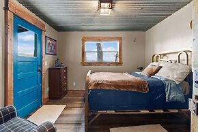 Costitch Lake Homestead Extraordinary Views!