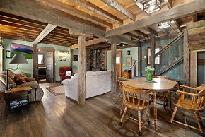 Costitch Lake Homestead Extraordinary Views!