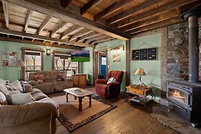 Costitch Lake Homestead Extraordinary Views!