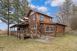 Costitch Lake Homestead Extraordinary Views!
