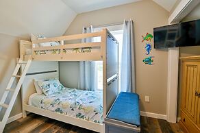 A Wave From it All - 3BR Beachside Coastal Retreat