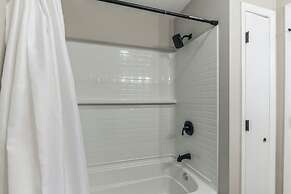 Luxurious 4BR Home, Pet Friendly!