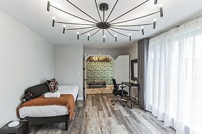 Luxurious 4BR Home, Pet Friendly!