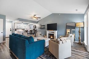 Eagle's Nest at The Club- Chic 2BR Golf View Condo