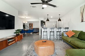 4 Bedroom Near Soco With a Private Pool & Sauna