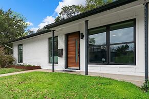 4 Bedroom Near Soco With a Private Pool & Sauna