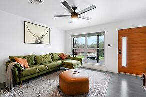 4 Bedroom Near Soco With a Private Pool & Sauna