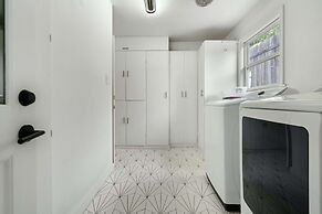 4 Bedroom Near Soco With a Private Pool & Sauna