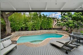 4 Bedroom Near Soco With a Private Pool & Sauna