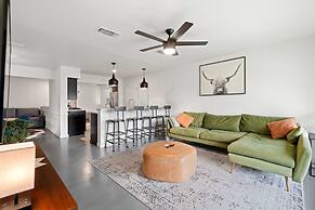 4 Bedroom Near Soco With a Private Pool & Sauna