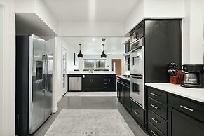 4 Bedroom Near Soco With a Private Pool & Sauna