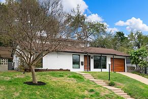 4 Bedroom Near Soco With a Private Pool & Sauna