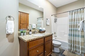 Penthouse 7 on Taneycomo - Chic Waterfront Condo!