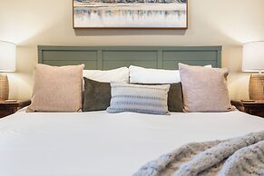 Penthouse 7 on Taneycomo - Chic Waterfront Condo!