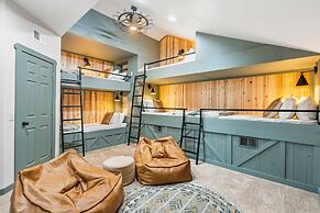 Penthouse 7 on Taneycomo - Chic Waterfront Condo!