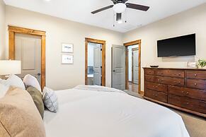 Penthouse 7 on Taneycomo - Chic Waterfront Condo!