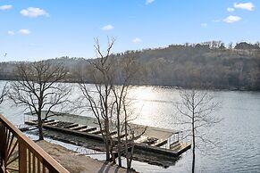 Penthouse 7 on Taneycomo - Chic Waterfront Condo!
