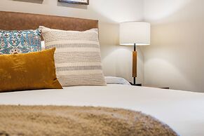 Penthouse 7 on Taneycomo - Chic Waterfront Condo!