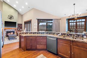 Penthouse 7 on Taneycomo - Chic Waterfront Condo!