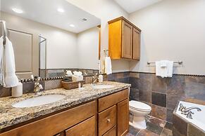 Penthouse 7 on Taneycomo - Chic Waterfront Condo!