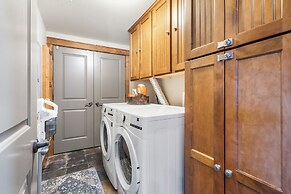 Penthouse 7 on Taneycomo - Chic Waterfront Condo!