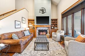 Penthouse 7 on Taneycomo - Chic Waterfront Condo!