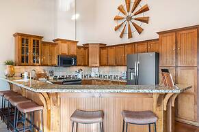 Penthouse 7 on Taneycomo - Chic Waterfront Condo!