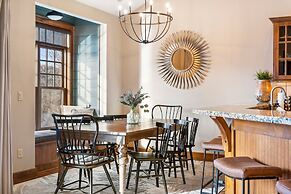 Penthouse 7 on Taneycomo - Chic Waterfront Condo!