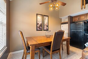 Branson Getaway - Condo for 6 in Epic Location!