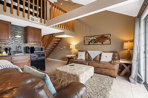 Branson Getaway - Condo for 6 in Epic Location!