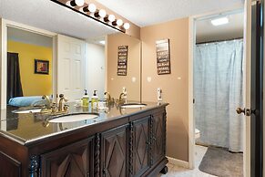 Branson Getaway - Condo for 6 in Epic Location!