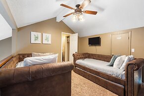 Branson Getaway - Condo for 6 in Epic Location!
