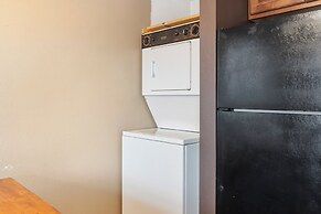 Branson Getaway - Condo for 6 in Epic Location!