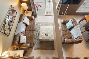 Branson Getaway - Condo for 6 in Epic Location!