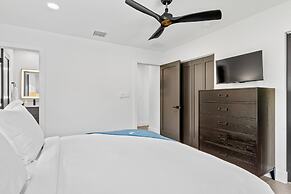 Stunning Poolside Luxury Retreat