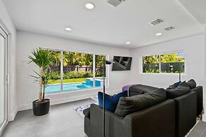 Stunning Poolside Luxury Retreat