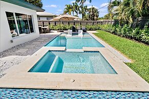 Stunning Poolside Luxury Retreat