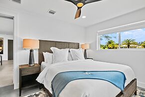 Stunning Poolside Luxury Retreat