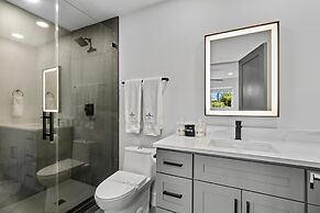 Stunning Poolside Luxury Retreat